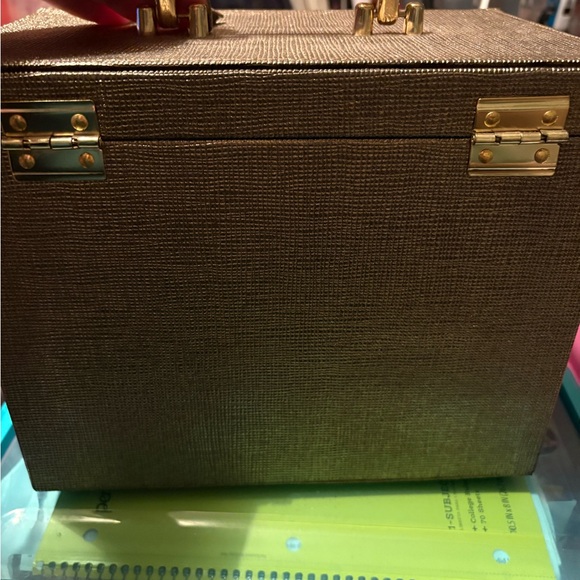 Elegant Gold Cosmetic Case - Picture 3 of 14